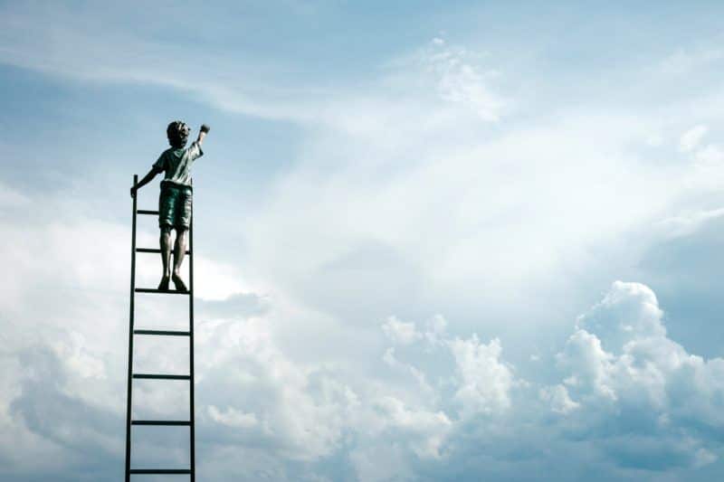 NLP oder systemisches Coaching? Was beide Ansätze können, wo sie an Grenzen stoßen und warum die Integration beider Welten mehr ist als die Summe der Teile.